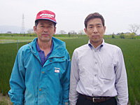 熊本県八代市千丁町　橋口さん いぐさ畑の前で生産者と畳職人